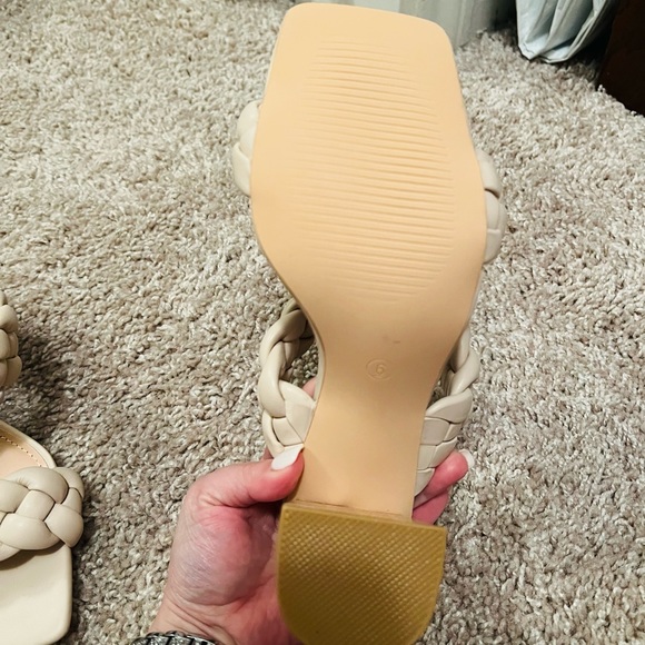 Square toe heels - Picture 3 of 3